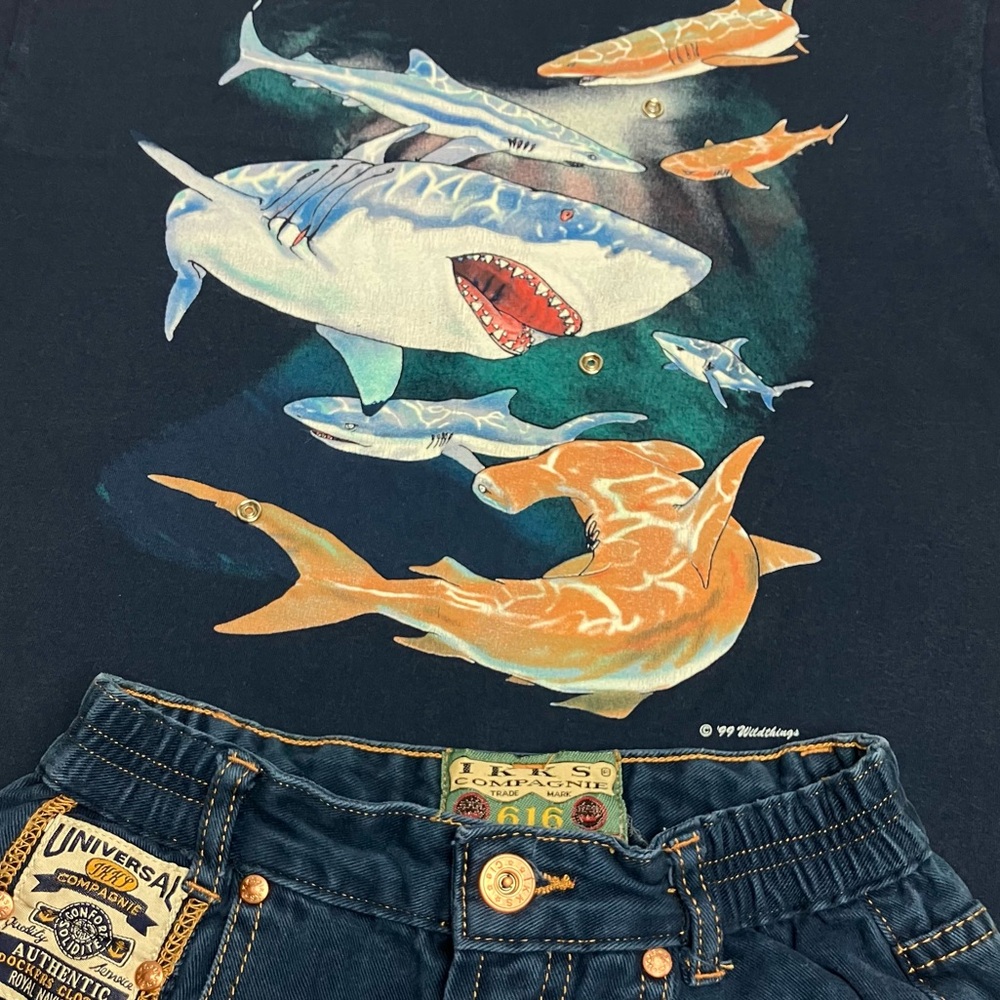 90s Vintage Graphic T-Shirt 1999 Boys Size Medium Tee Sharks Vancouver Aquarium - Picture 12 of 12